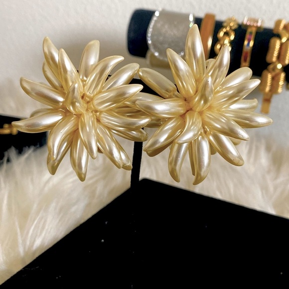 ♻️SOLD♻️ Elegant Pearl Blossom Earrings - Picture 1 of 3